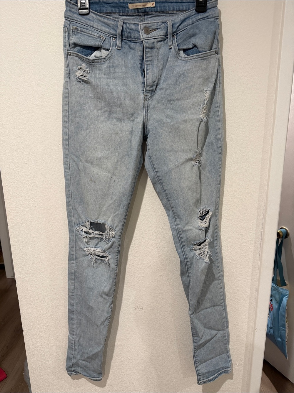 Light Wash Distressed Women's Levi’s Jeans - Light Blue